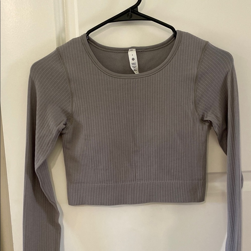 🌼 NWOT Lululemon Gray Ribbed Long Sleeve Crop Top with built in bra